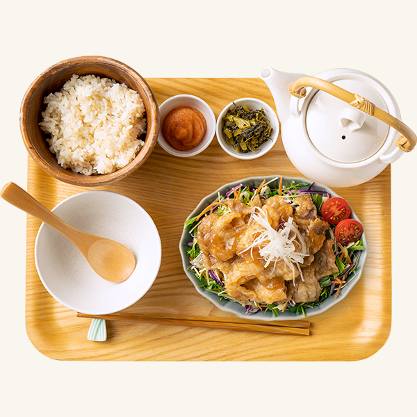 千切り野菜と一緒に食べる豚の生姜焼き膳
